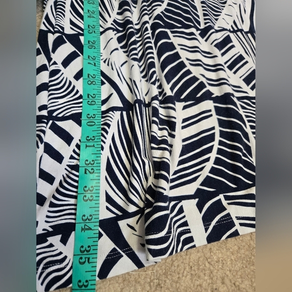 TOMMY BAHAMA Navy and White Stretchy Leaf Print Dress. Size Medium - Picture 13 of 13